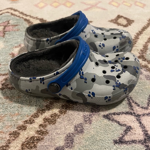 Crocs (kids) blue and grey camo crocs - Picture 2 of 4